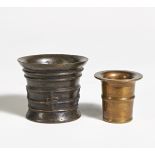 2 KL. MÖRSER. Bronze. H.9/7cm, ø11,5/7,5cm. Zustand B. Provenienz:Sammlung Horst Jouy.