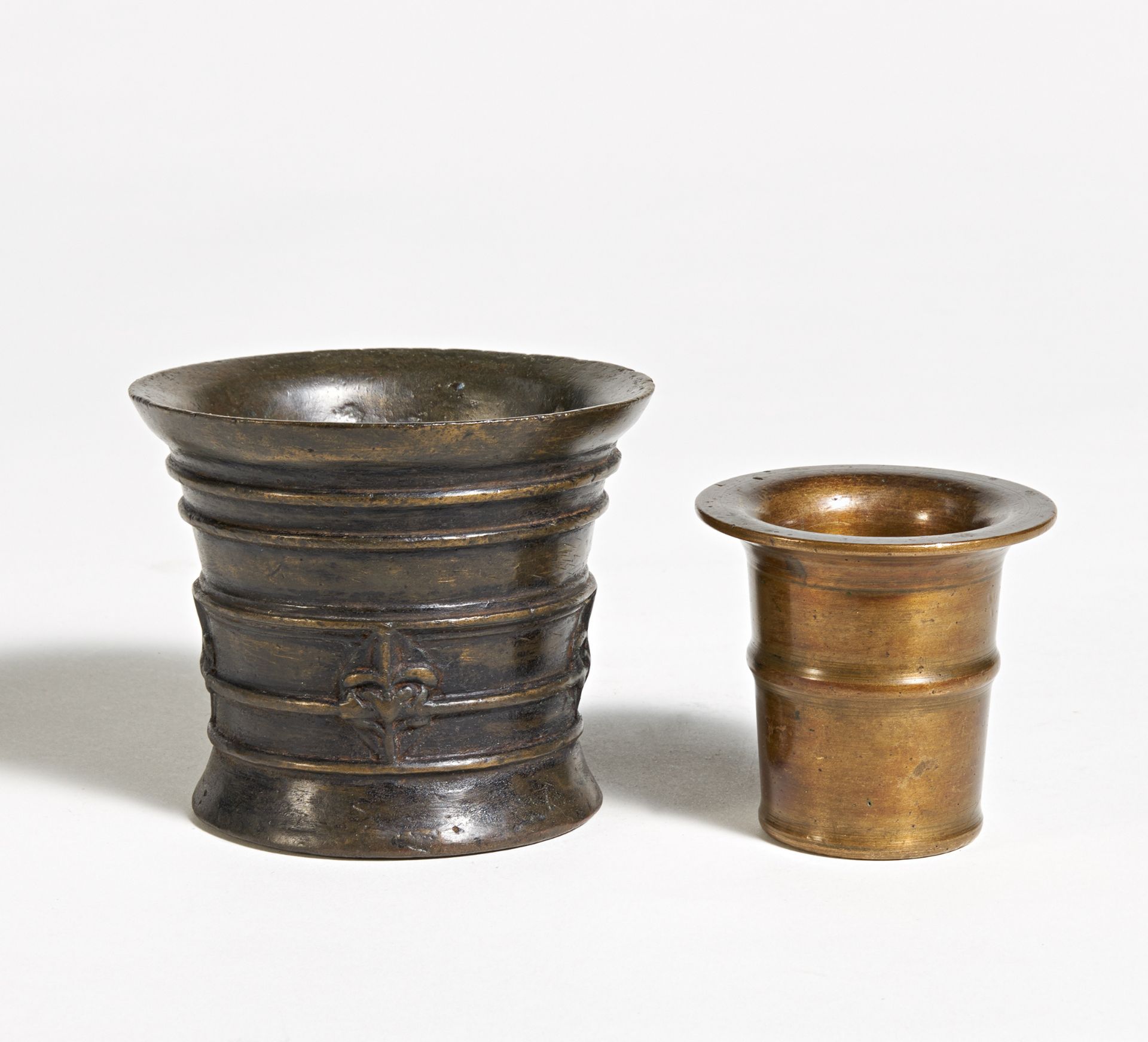 2 KL. MÖRSER. Bronze. H.9/7cm, ø11,5/7,5cm. Zustand B. Provenienz:Sammlung Horst Jouy.