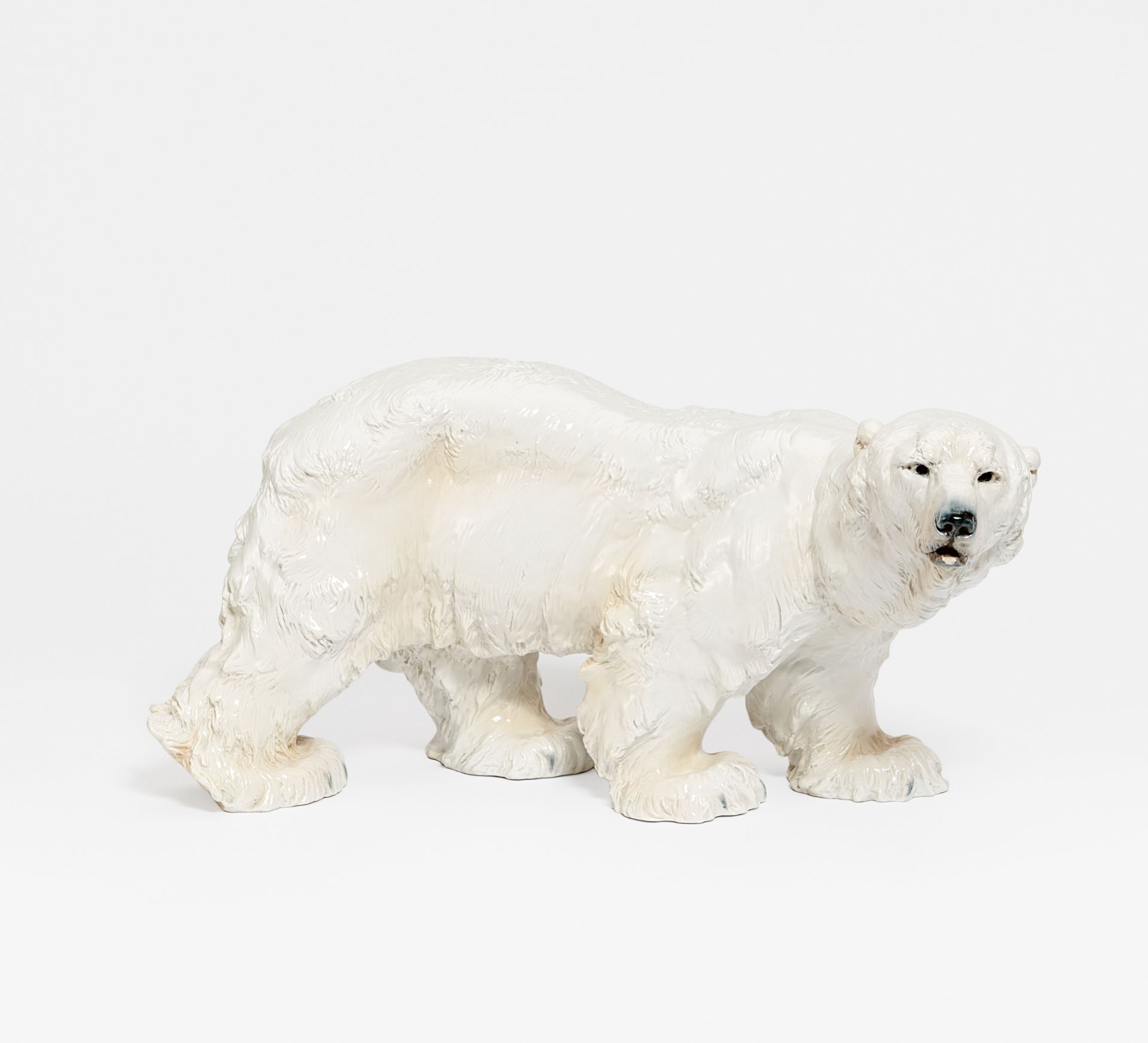 GROßER EISBÄR. Meissen. Modell O. Jarl. Porzellan, sparsam farbig staffiert. H. 25cm, L. 55cm.