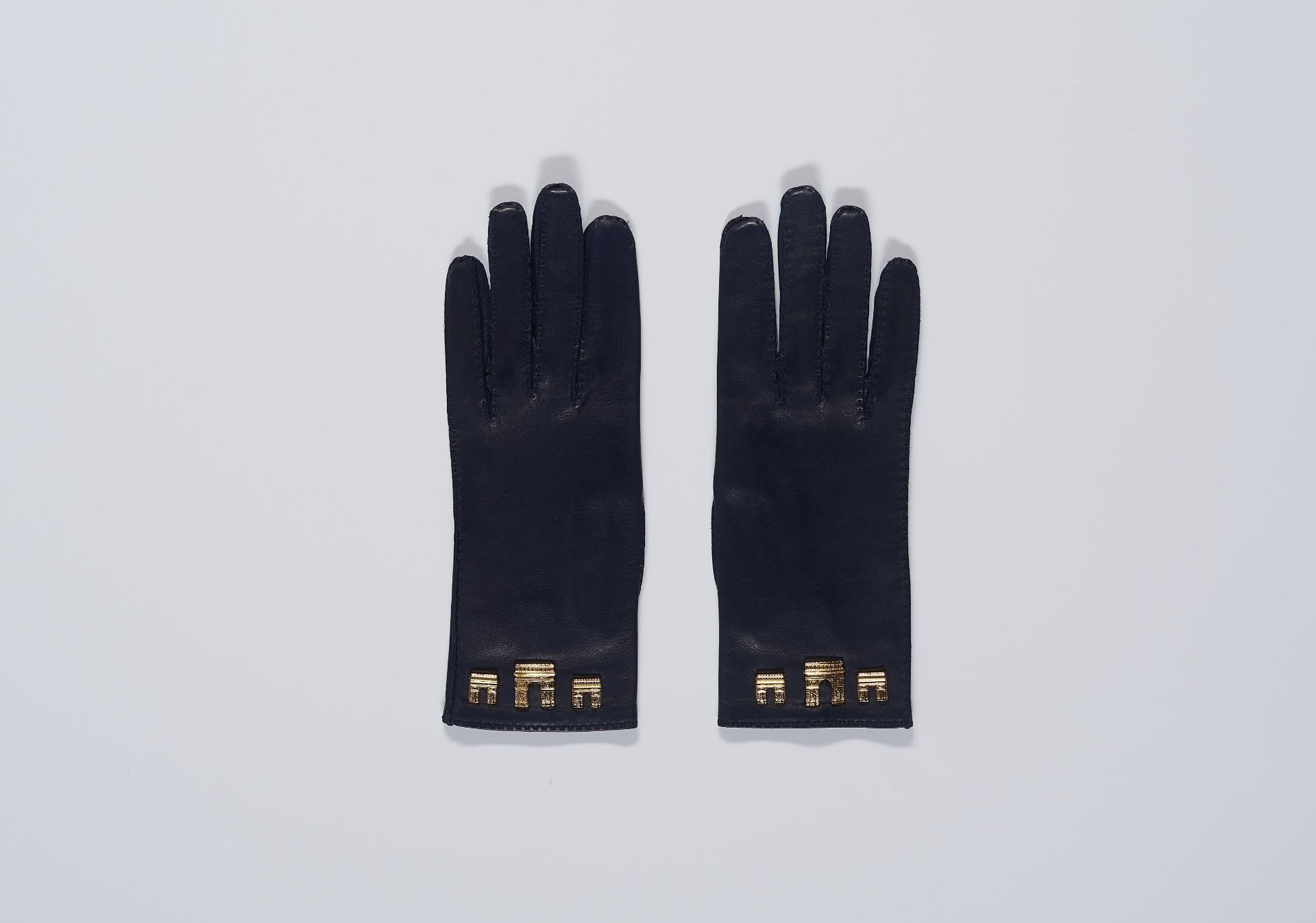 CELINE. Handschuhe. Frankreich. Dunkelblaues Lammleder. Größe 7,5. Goldene Metallapplikationen \"Arc - Bild 3 aus 3