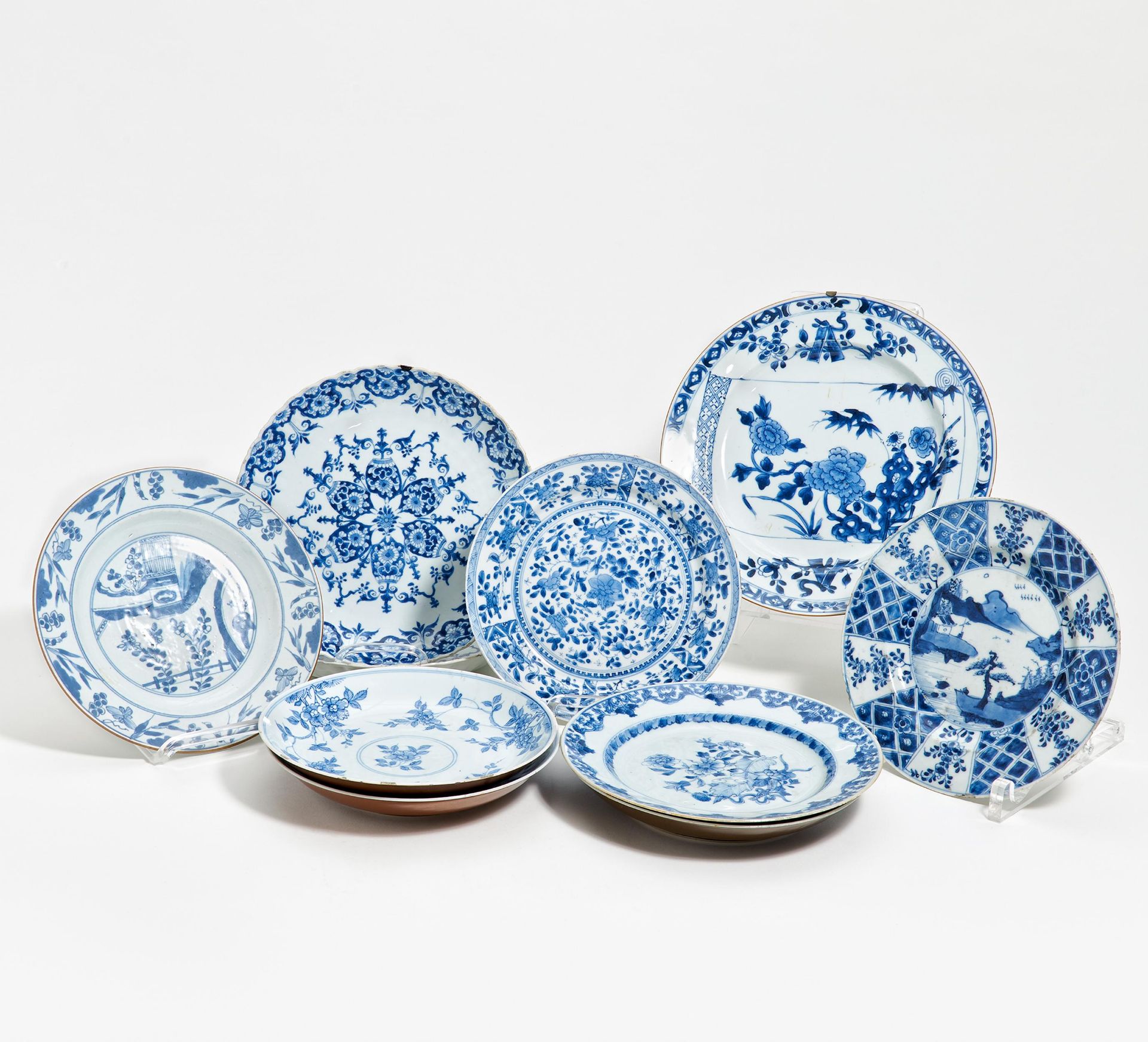 TEN DISHES WITH BLOWERS AND LANDSCAPE. China. Qing dynasty. 18th c. Porcelain in underglaze blue and