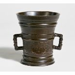 DOPPELHENKEL-MÖRSER MIT WAPPEN. DATIERT 1574. Bronze. H.14,5cm, ø12,5cm. Zustand B. Provenienz: