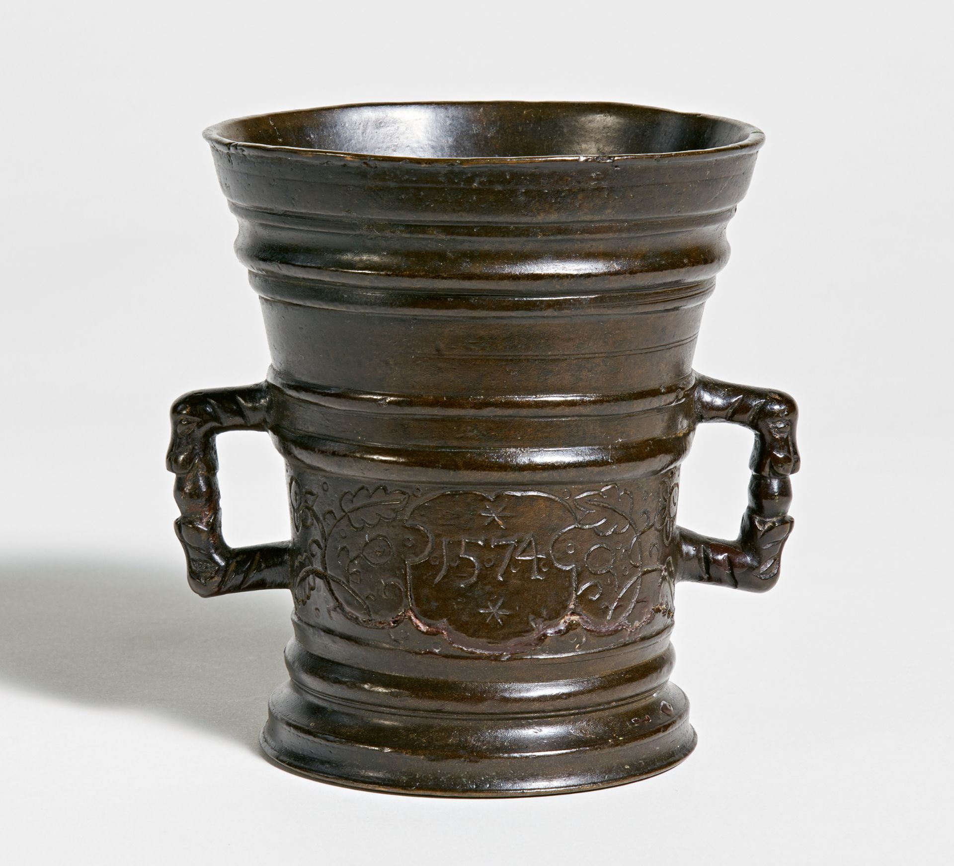 DOPPELHENKEL-MÖRSER MIT WAPPEN. DATIERT 1574. Bronze. H.14,5cm, ø12,5cm. Zustand B. Provenienz: