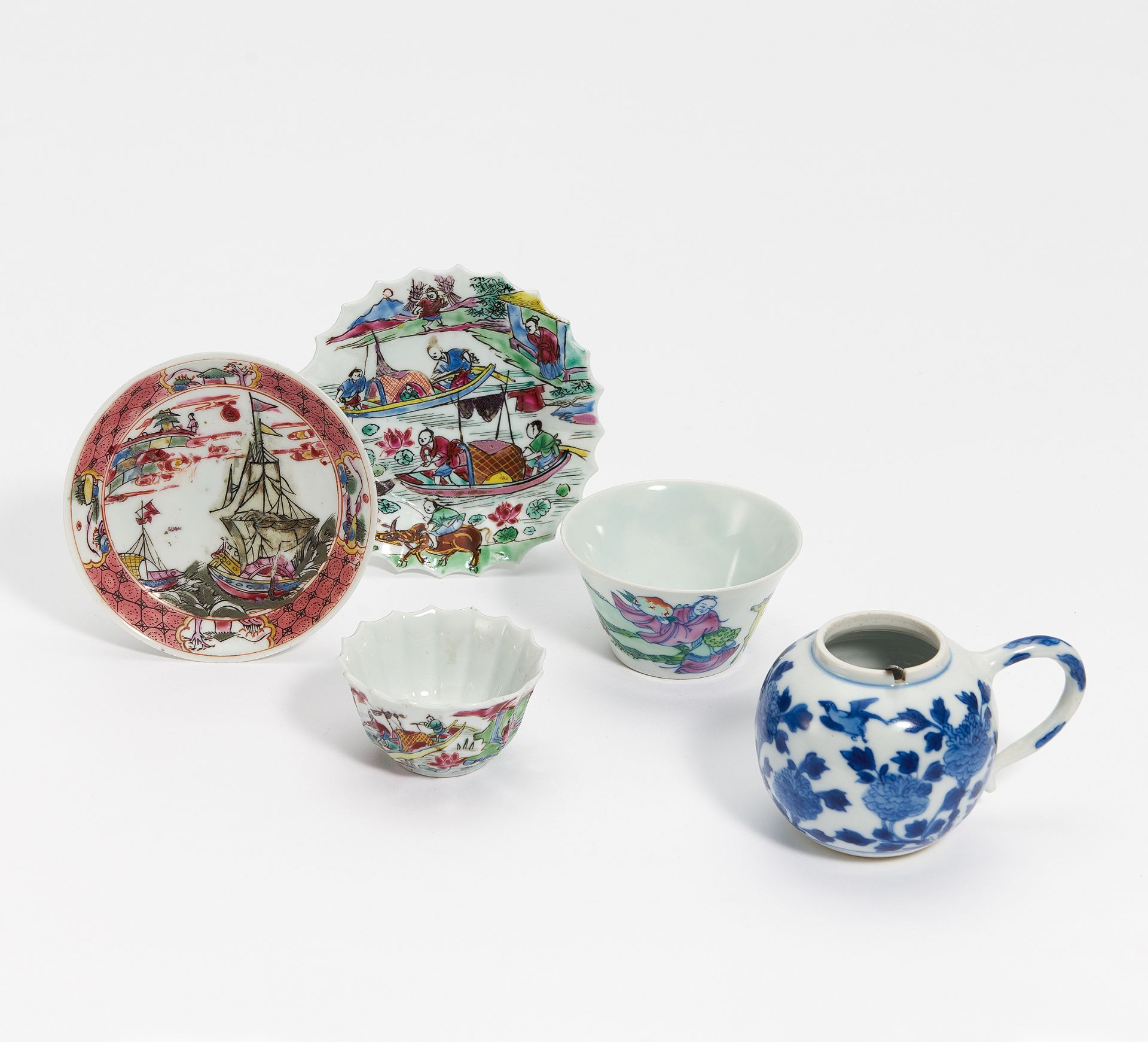 FIVE SMAL PORCELAIN PIECES: TWO CUPS WITH SAUCERS AND A WATER POT. China. 18th-19th c. Porcelain
