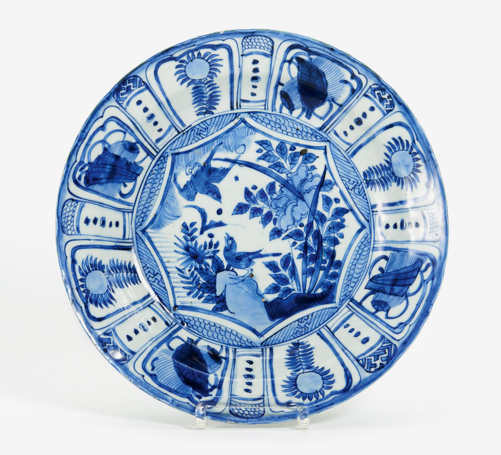 TWO KRAAK DISHES WITH SCHOLARS RESP. SINGING BIRDS AND PEONY. China. Ming dynasty. 17th c. Porcelain - Image 3 of 3