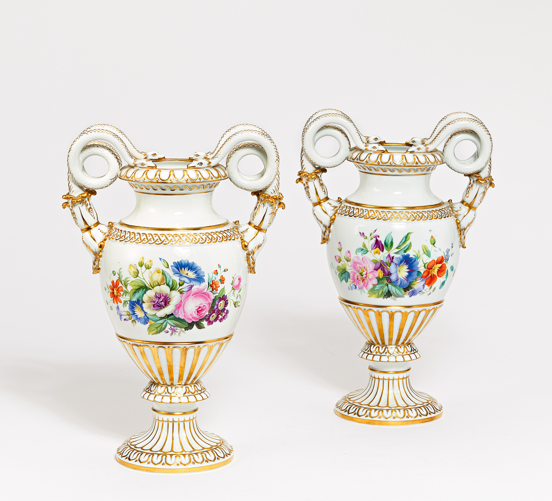 PAAR SCHLANGENHENKELVASEN MIT BLUMENBOUQUETS. Meissen. Porzellan, farbig und gold staffiert. H.38 u.