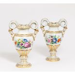 PAAR SCHLANGENHENKELVASEN MIT BLUMENBOUQUETS. Meissen. Porzellan, farbig und gold staffiert. H.38 u.