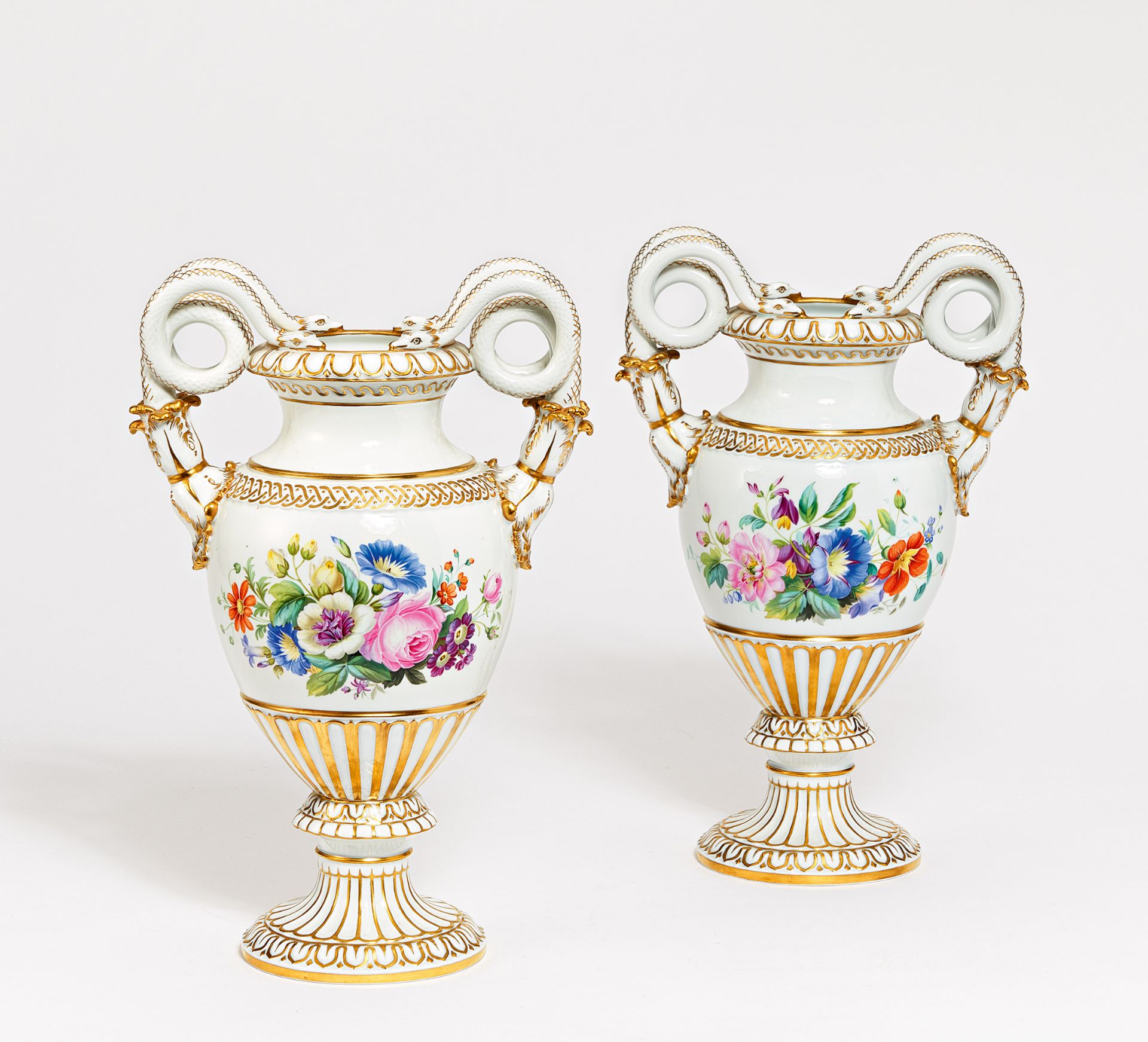 PAAR SCHLANGENHENKELVASEN MIT BLUMENBOUQUETS. Meissen. Porzellan, farbig und gold staffiert. H.38 u.