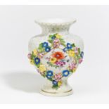 KLEINE VASE MIT SCHNEEBALLEN-RELIEF. Wohl Meissen. Porzellan, farbig und gold staffiert. H.14cm.