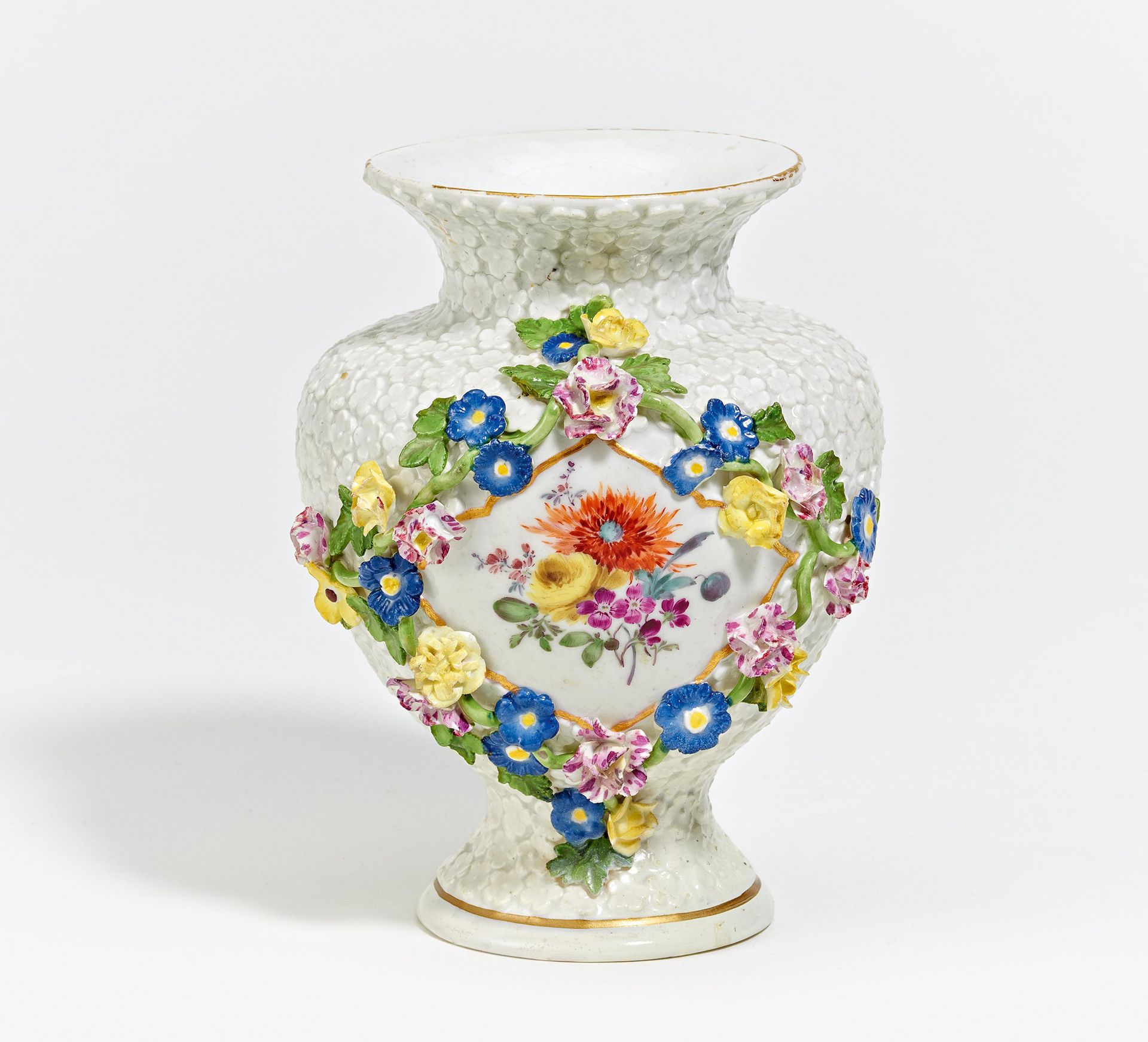 KLEINE VASE MIT SCHNEEBALLEN-RELIEF. Wohl Meissen. Porzellan, farbig und gold staffiert. H.14cm.