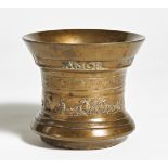 MÖRSER MIT UMLAUFENDEM SCHRIFTBAND. AMOR VINCIT OMNIA. Bronze. H.13,5cm, ø16cm. Zustand B.