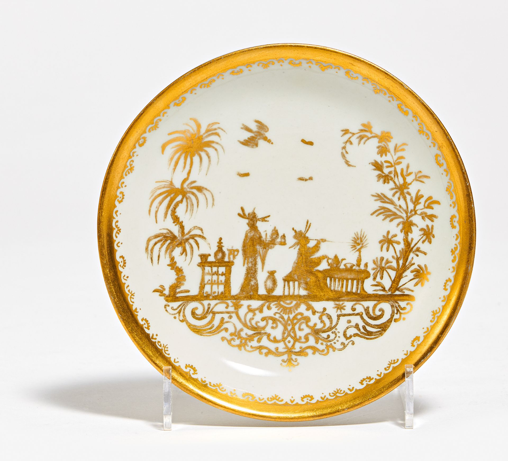 UNTERSCHALE MIT GOLDCHINOISERIEN. In der Art von Meissen. Porzellan gold dekoriert. ø 12cm.