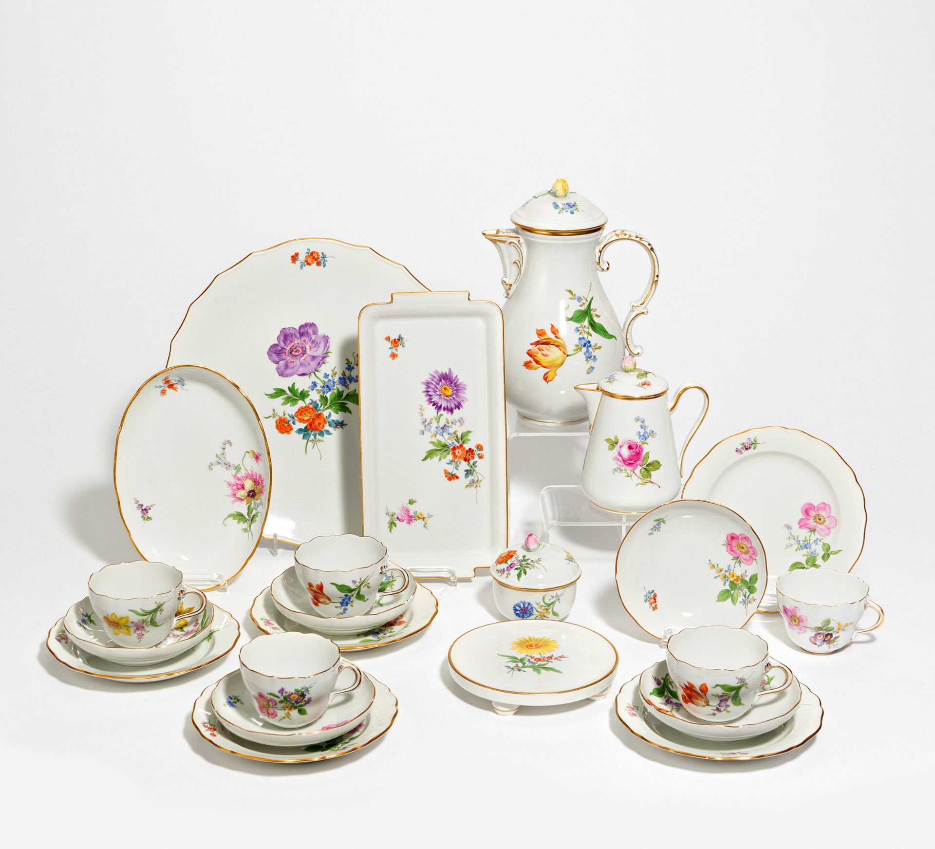 KAFFEESERVICE MIT BLUMENDEKOR FÜR 10 PERSONEN. Meissen. Porzellan, farbig und gold dekoriert.