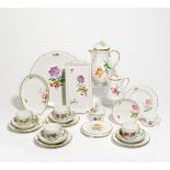 KAFFEESERVICE MIT BLUMENDEKOR FÜR 10 PERSONEN. Meissen. Porzellan, farbig und gold dekoriert.