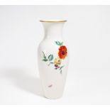 VASE MIT BLUMENDEKOR. KPM. Berlin. Porzellan, farbig und sparsam gold staffiert. H.39cm.