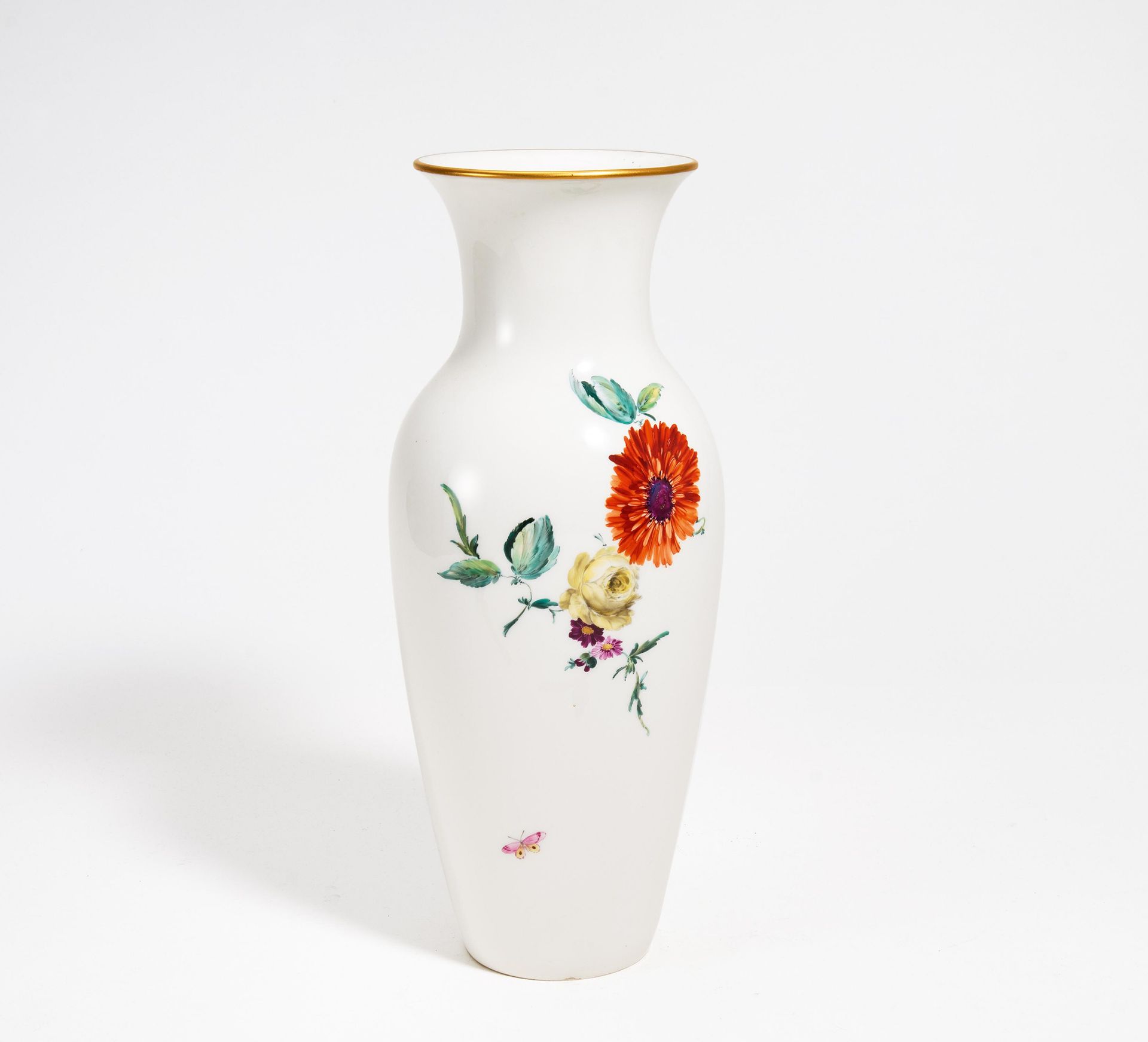 VASE MIT BLUMENDEKOR. KPM. Berlin. Porzellan, farbig und sparsam gold staffiert. H.39cm.