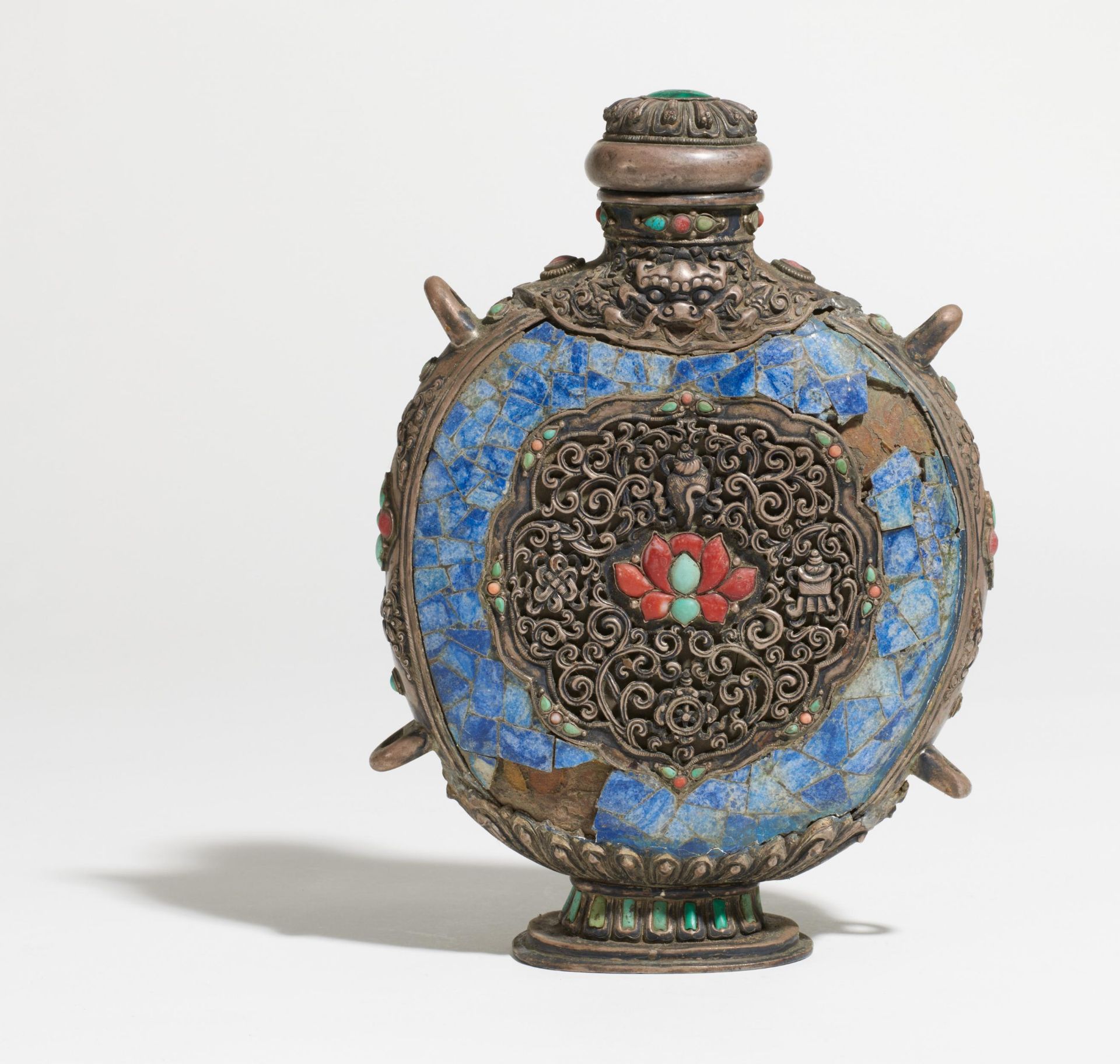 A PILGRIM BOTTLE WITH THE ASHTAMANGALA. Tibet / Mongolia. 19th-20th c. Silver in repoussé, lapis- - Image 4 of 4