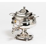 KAFFEE- ODER TEE-URNE. Wohl Old Sheffield Plated. Versilbert. H.22,5, B.22cm. Ohne erkennbare