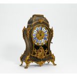 PENDULE STIL LOUIS XV. Frankreich. Boulle-Technik. Horn und Messing ornamental eingelegt.