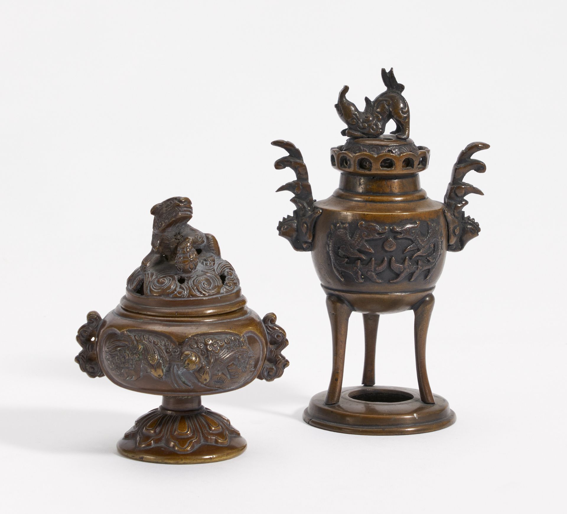 TWO SMALL CENSER WITH LION. Japan. Meiji period. Ca. 1900. Bronze with dark patina. H.11.5/16.5cm.