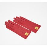 CELINE. Handschuhe. Frankreich. 1987. Rotes Lammleder. Größe 7,5. Goldene Metallapplikationen.