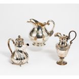 WASSERKANNE, KL. KAFFEEKANNE, GEFUßTE KANNE. U.a. Deutschland. Silber. Ca. 1680g. H.18/20,5/23cm.