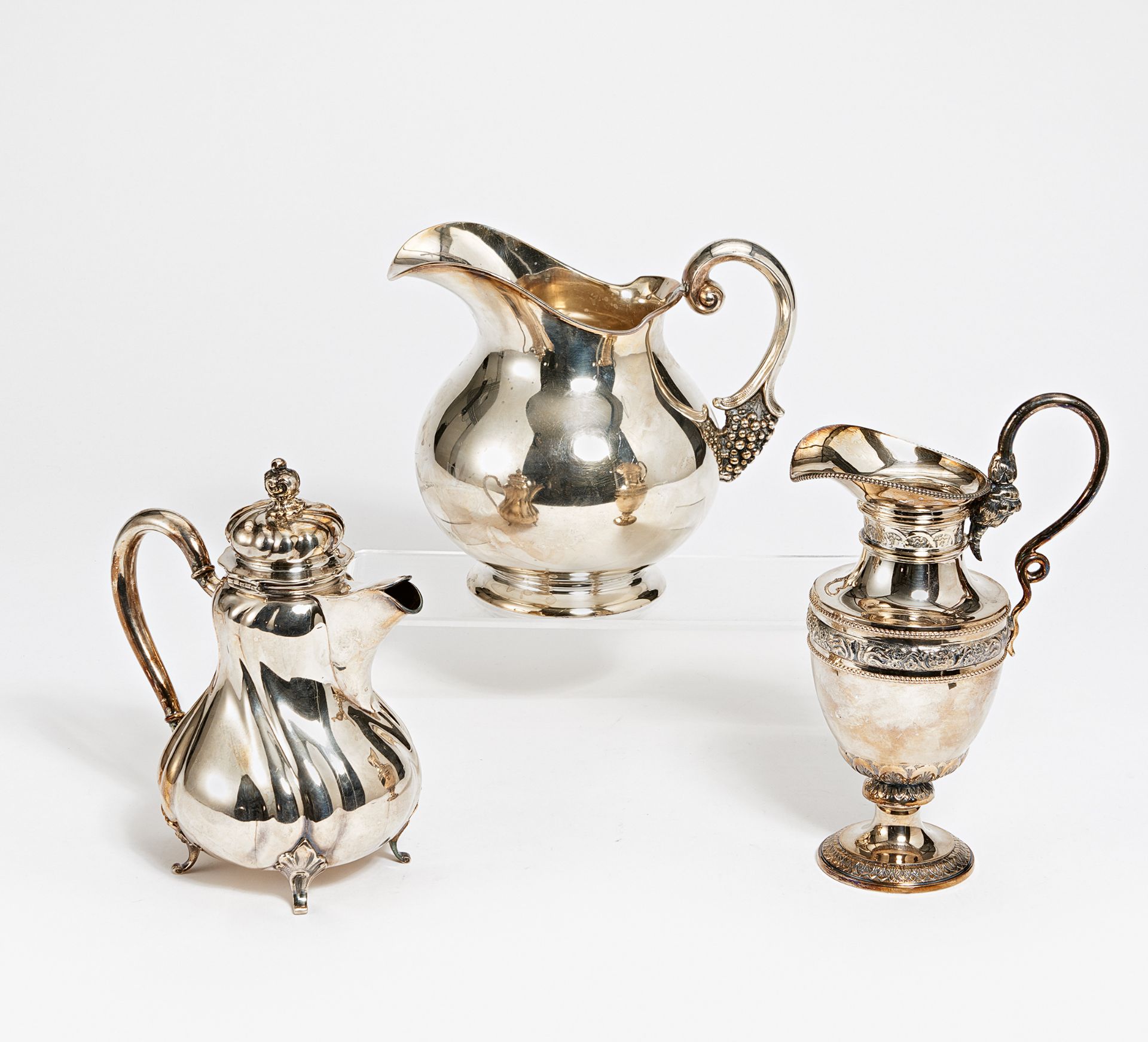 WASSERKANNE, KL. KAFFEEKANNE, GEFUßTE KANNE. U.a. Deutschland. Silber. Ca. 1680g. H.18/20,5/23cm.