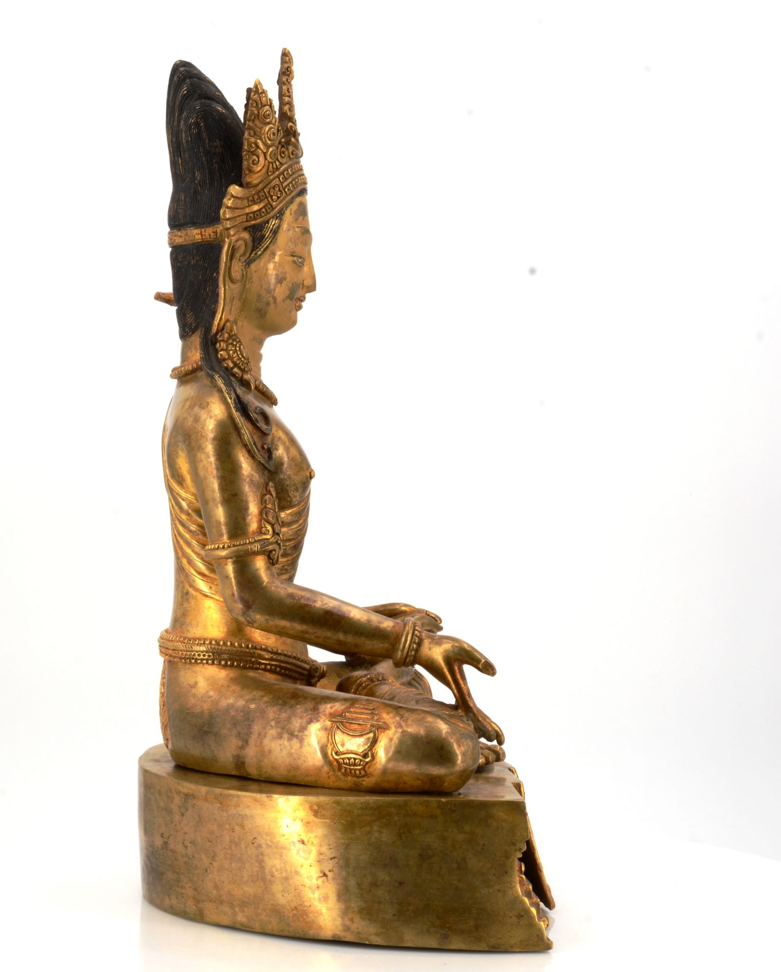 RARE AND LARGE FIGURE OF BODHISATTVA PADMAPANI. Tibet/Nepal. Around 1900. Fire gild bronze with - Image 7 of 10