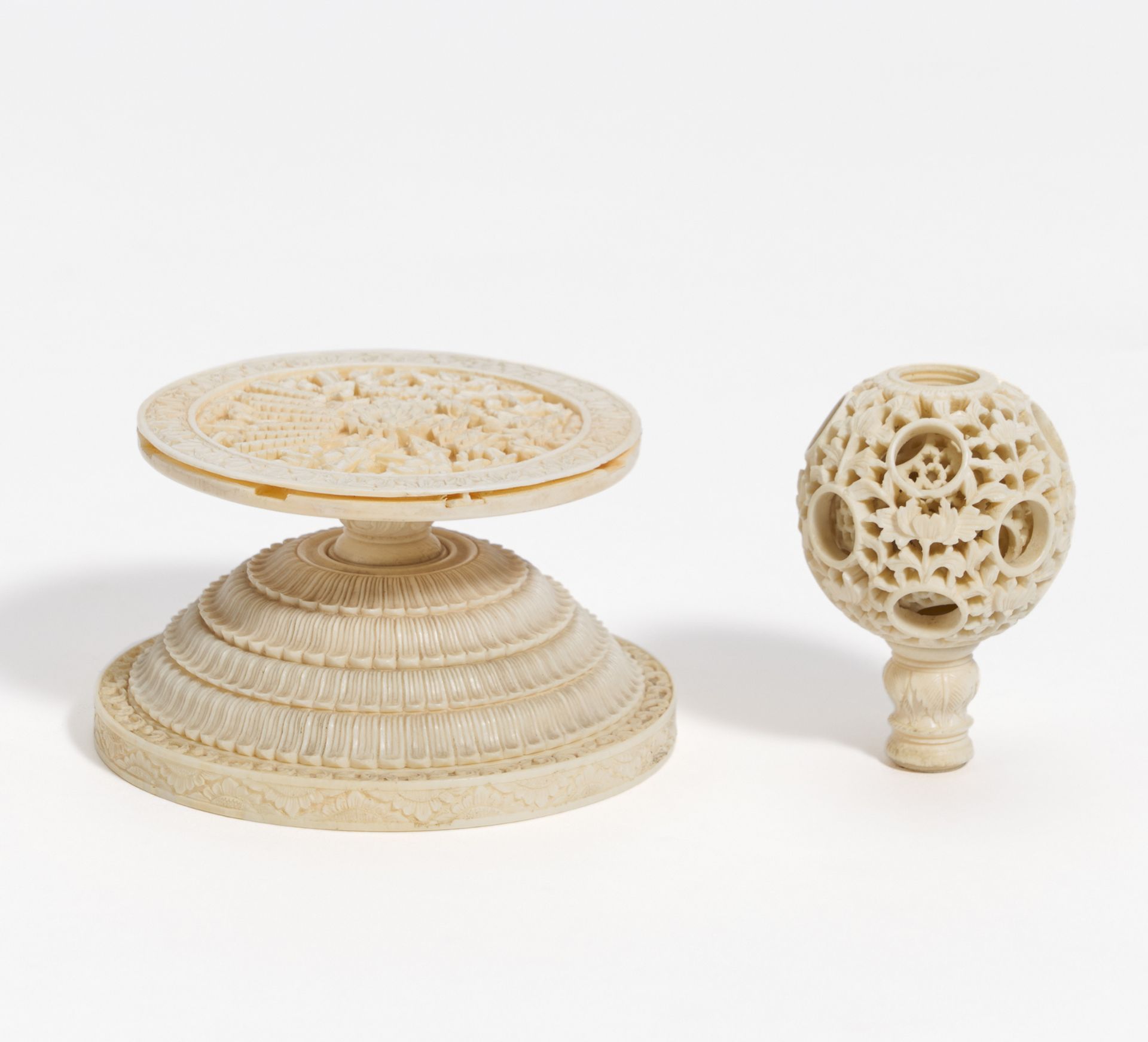 ROUND STEPPED BASE AND WONDER BALL. China. Canton. Qing dynasty. Ca. 1900. Ivory, carved in fine - Image 2 of 2