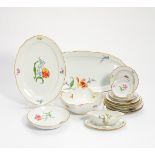 SPEISESERVICE MIT BLUMENDEKOR. Meissen. Porzellan, farbig und gold dekoriert. Insgesamt 57 Teile.