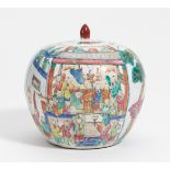 LIDDED JAR WITH THE HUNDRED BOYS AT THE DRAGON FESTIVAL. China. 19th/20th c. Porcelain, painted in