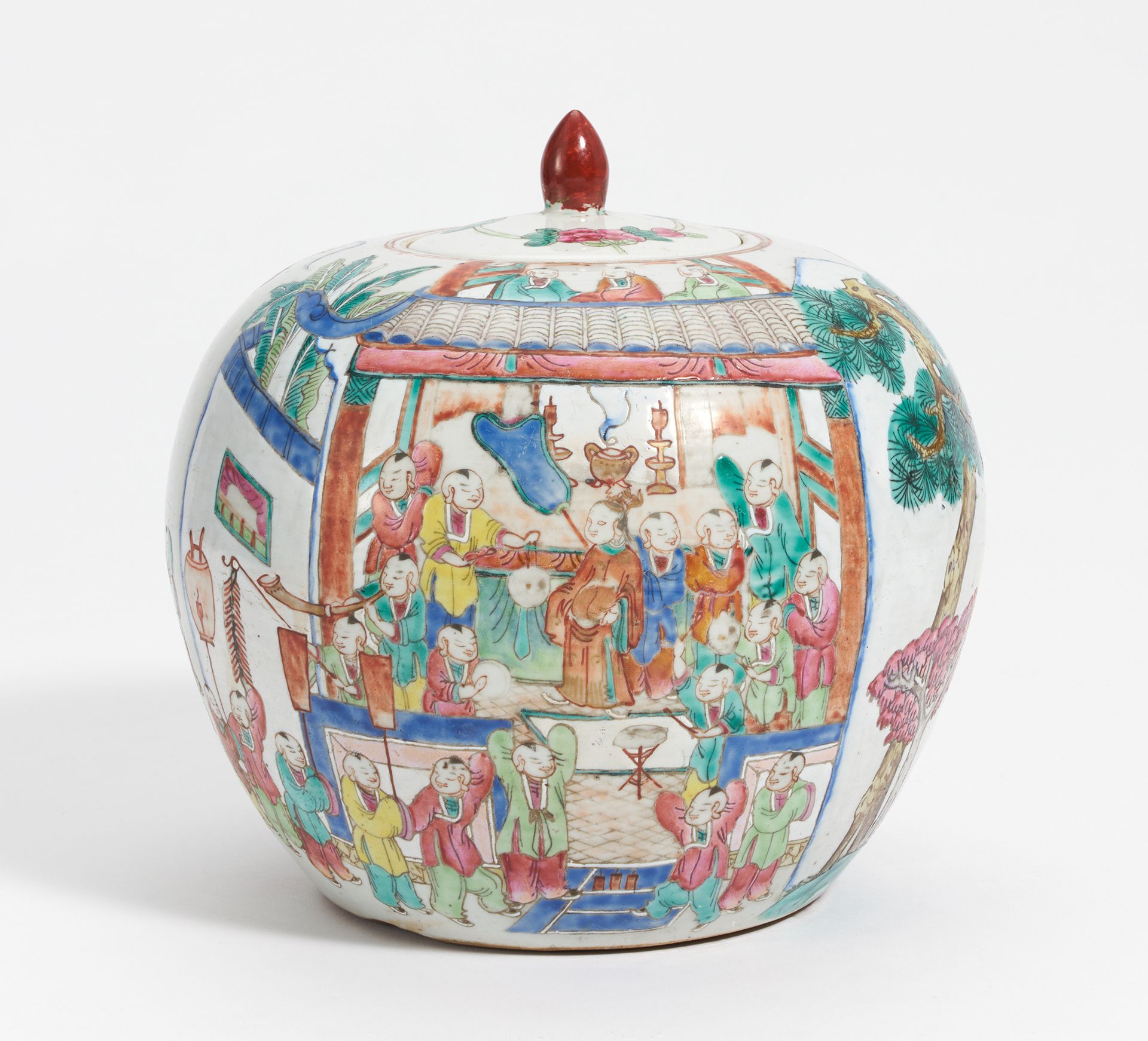 LIDDED JAR WITH THE HUNDRED BOYS AT THE DRAGON FESTIVAL. China. 19th/20th c. Porcelain, painted in