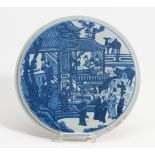 ROUND PLATE WITH SCHOLARS. China. 19th/20th c. Porcelain, painted underglaze blue. Set off rim. Back