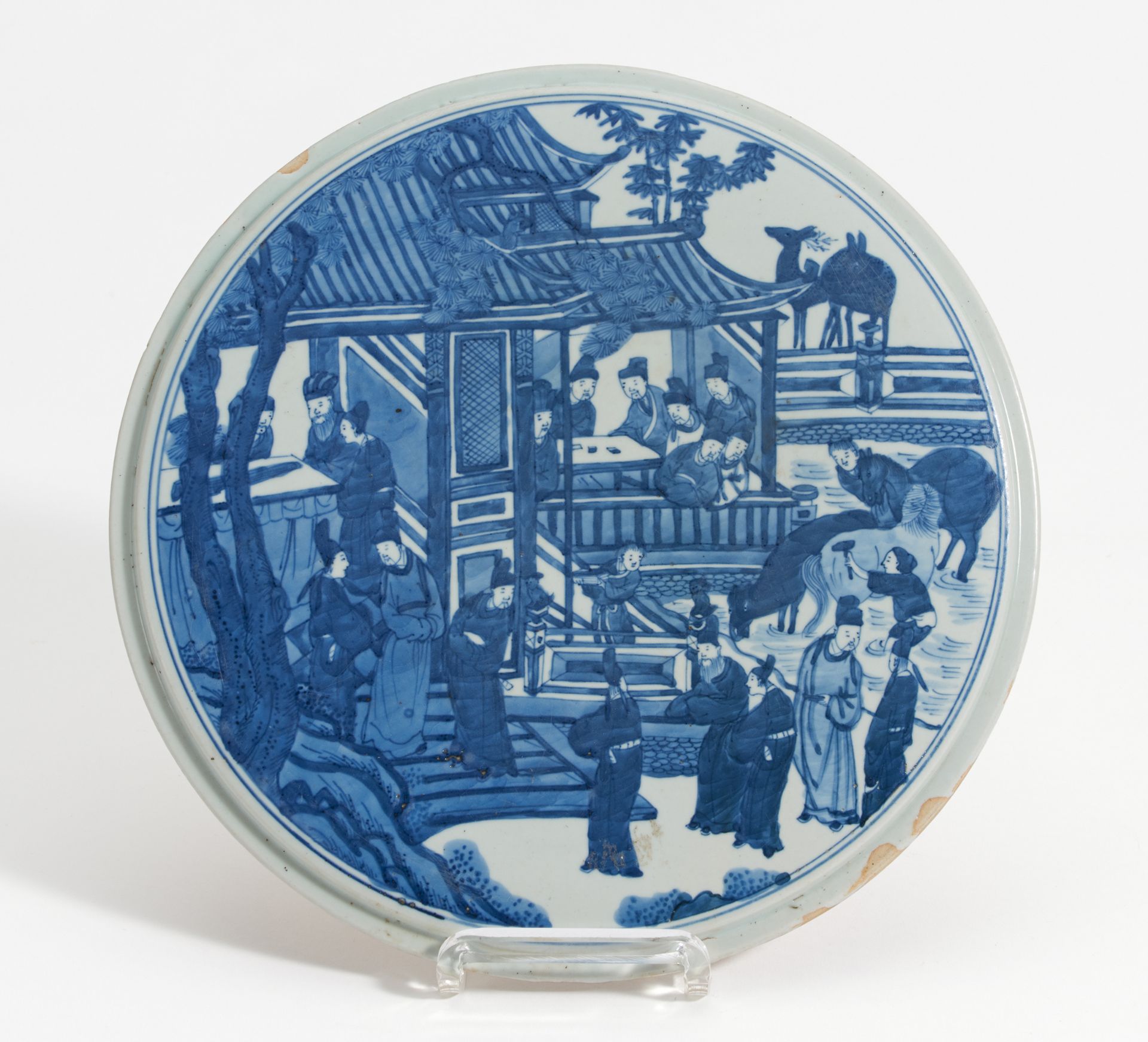 ROUND PLATE WITH SCHOLARS. China. 19th/20th c. Porcelain, painted underglaze blue. Set off rim. Back