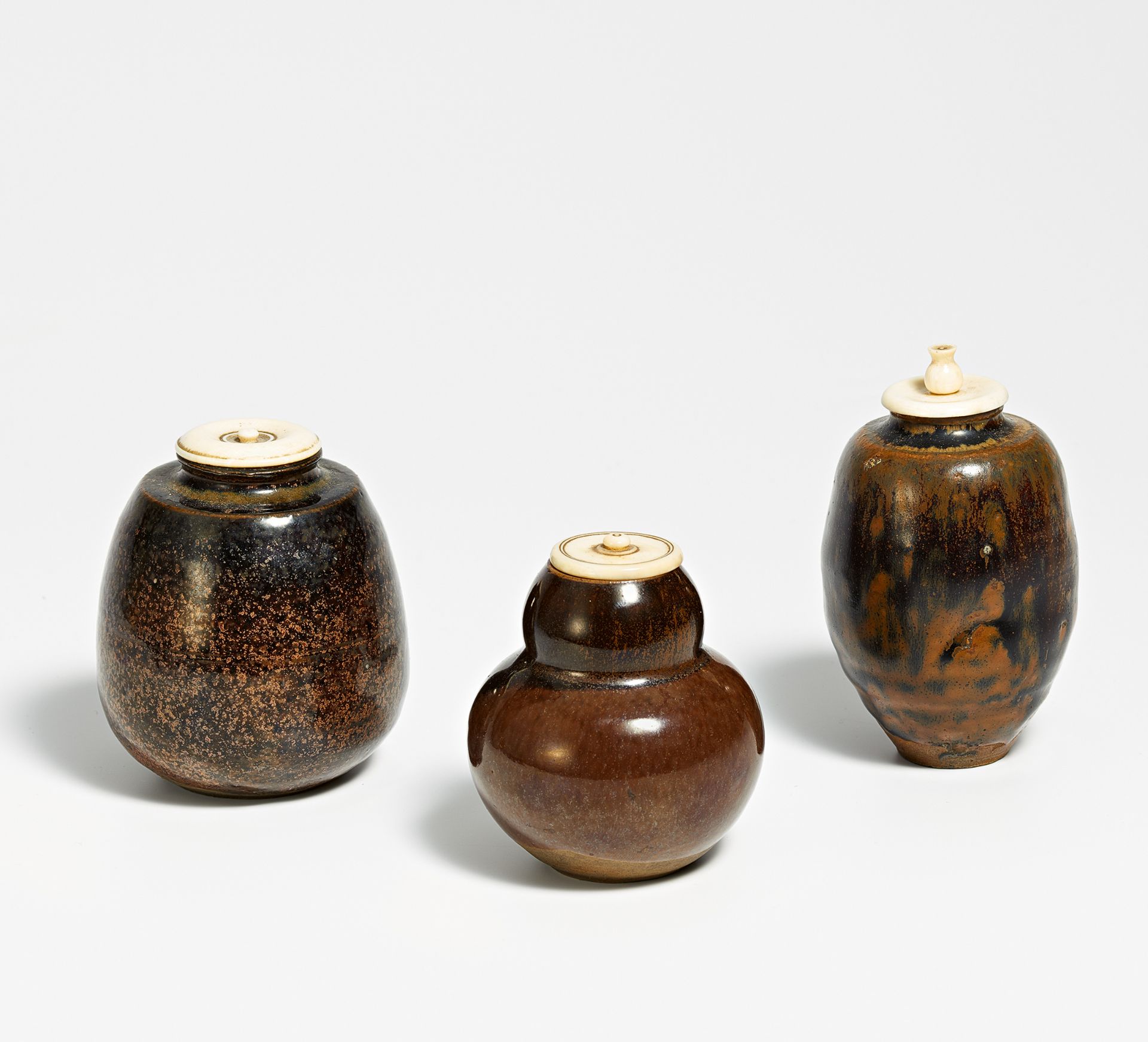 THREE CADDIES FOR POWERED TEA (CHAIRE). Japan. 18th/19th c. Fine light grey stoneware. a) Bulbous - Bild 2 aus 2