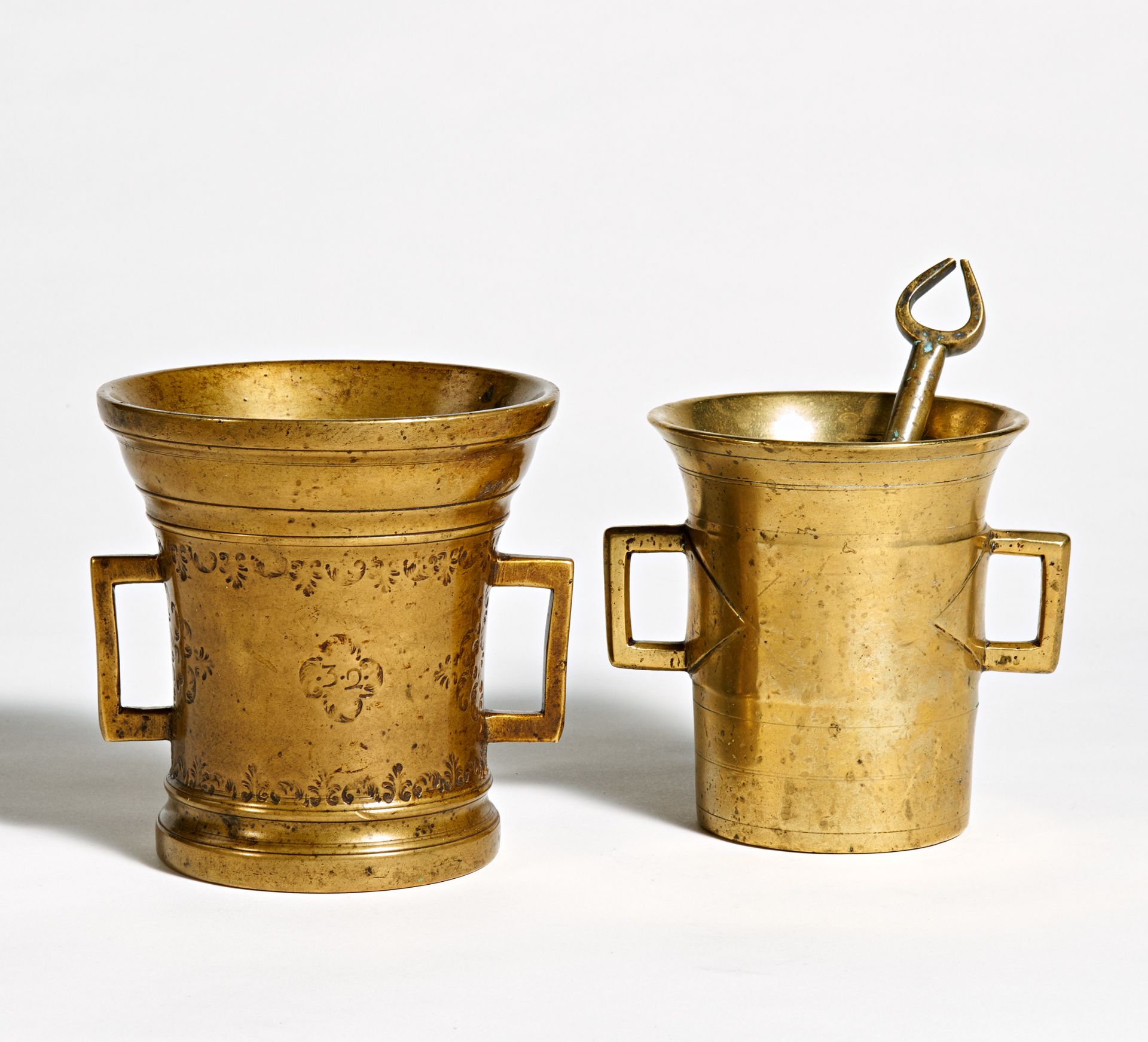 2 MÖRSER MIT HENKELN. Bronze/Gelbguss. H.14/15cm, ø12,5/15cm. Zustand B/C. Provenienz:Sammlung Horst