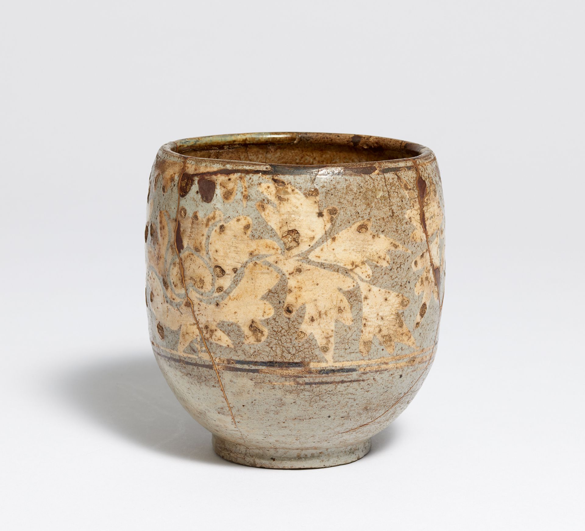 IMPORTANT LARGE TEABOWL (CHAWAN) WITH PEONY FLOWERS. Japan or Korea. 17th-18th c. Thick grey