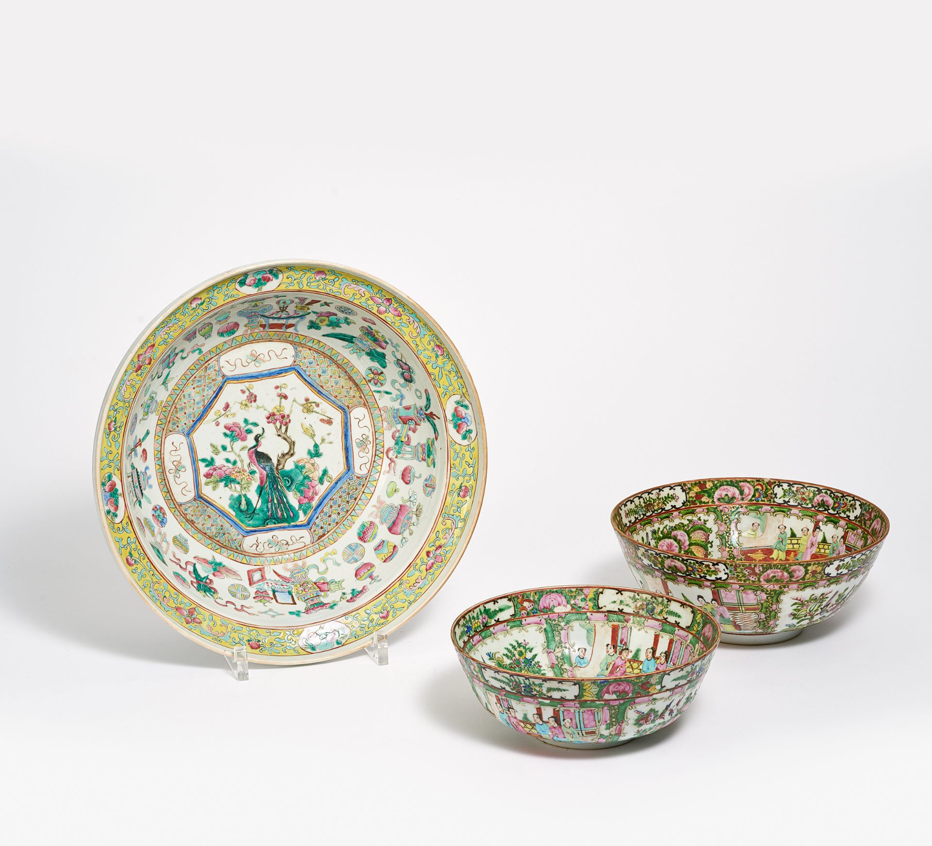 LARGE LAVABO AND TWO CANTON BOWLS. China. 19th-20th c. Porcelain painted in famille rose resp.