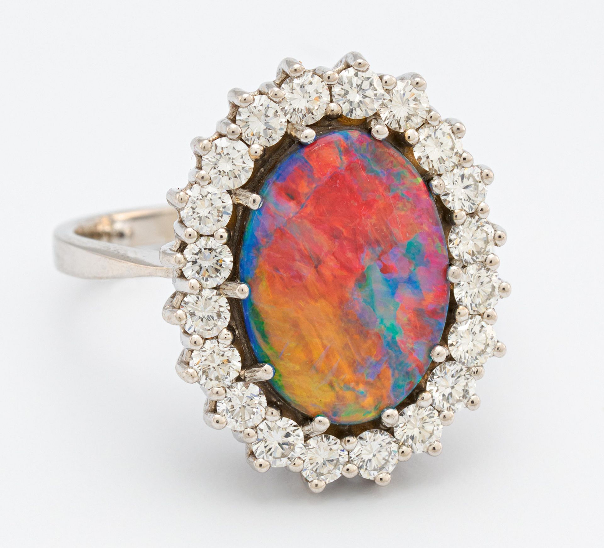 OPAL-DIAMANT-RING. Deutschland. Um 1986. 750/- Weißgold, Punze, Gesamtgewicht: ca. 5,6 g. EU-RM: 52.