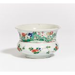 SMALL SPITTON WITH FLORAL DECOR. China. Qing dynastie (1644-1911). Porcelain, painted in famille