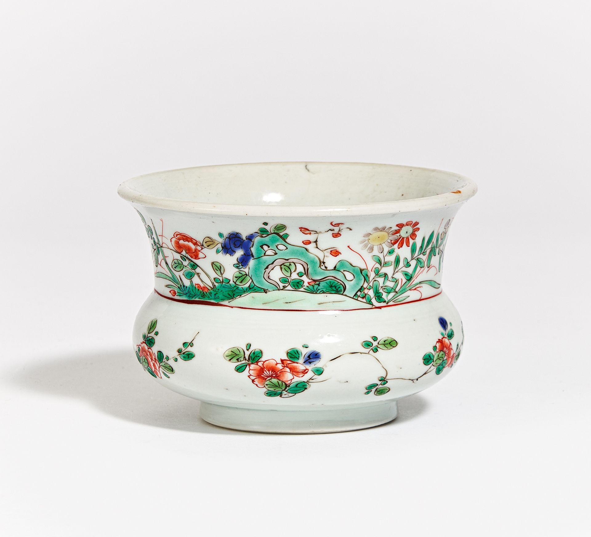 SMALL SPITTON WITH FLORAL DECOR. China. Qing dynastie (1644-1911). Porcelain, painted in famille