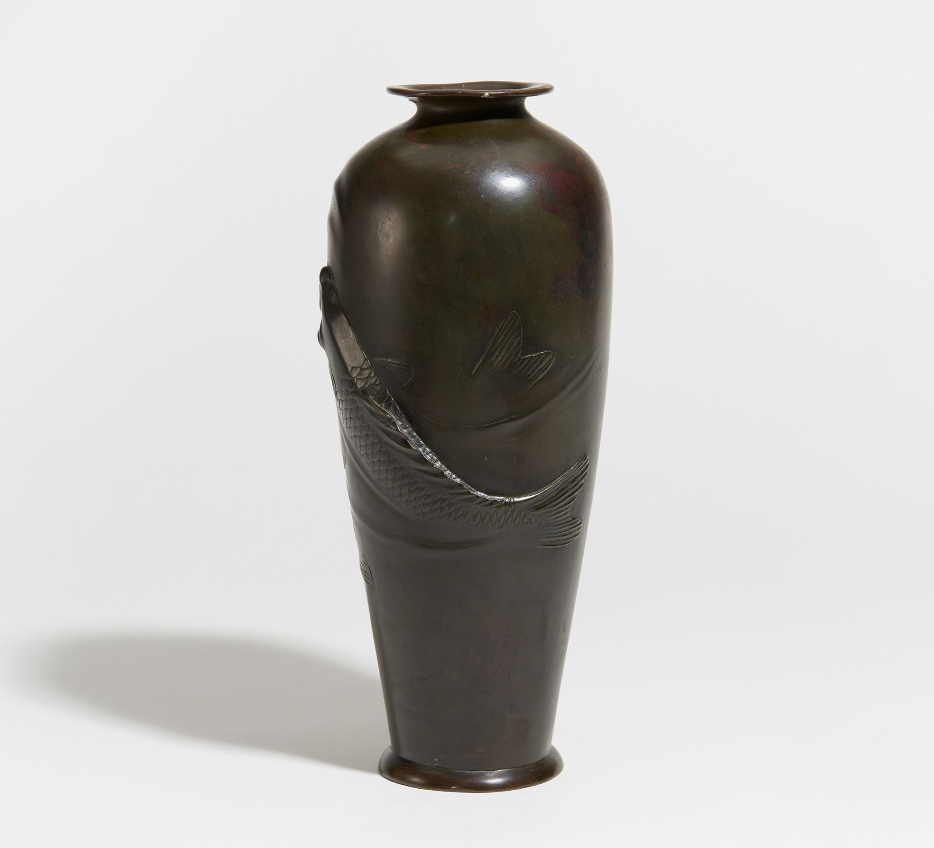 VASE WITH TWO LARGE CARPS. Japan. Meiji period (1868-1912). Bronze with dark patina. Relief. Eyes - Image 2 of 4