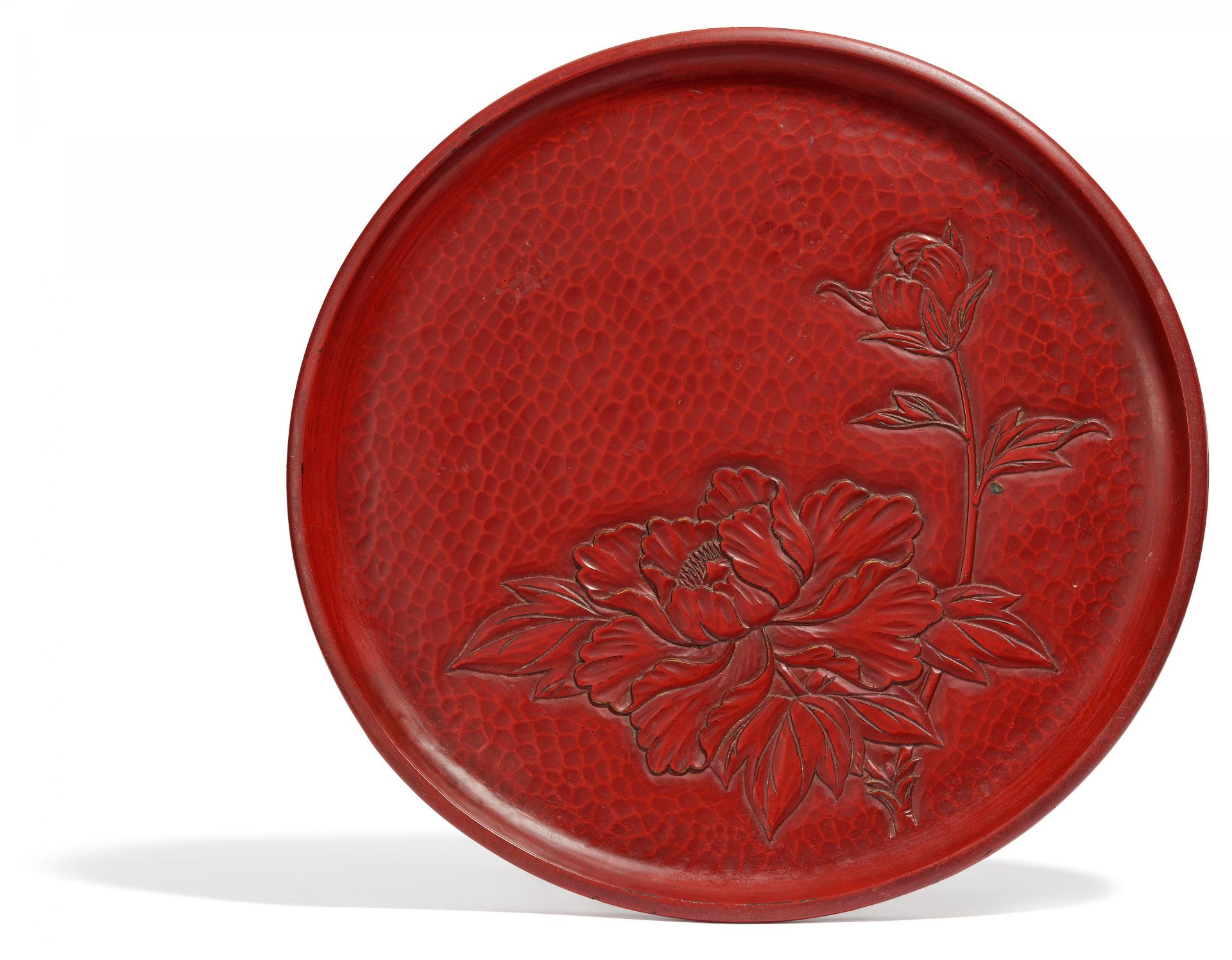 LARGE ROUND TRAY WITH FLOWERING PEONY. Japan. 1st half 20th c. Kamakura bori. Wood carved in bas-