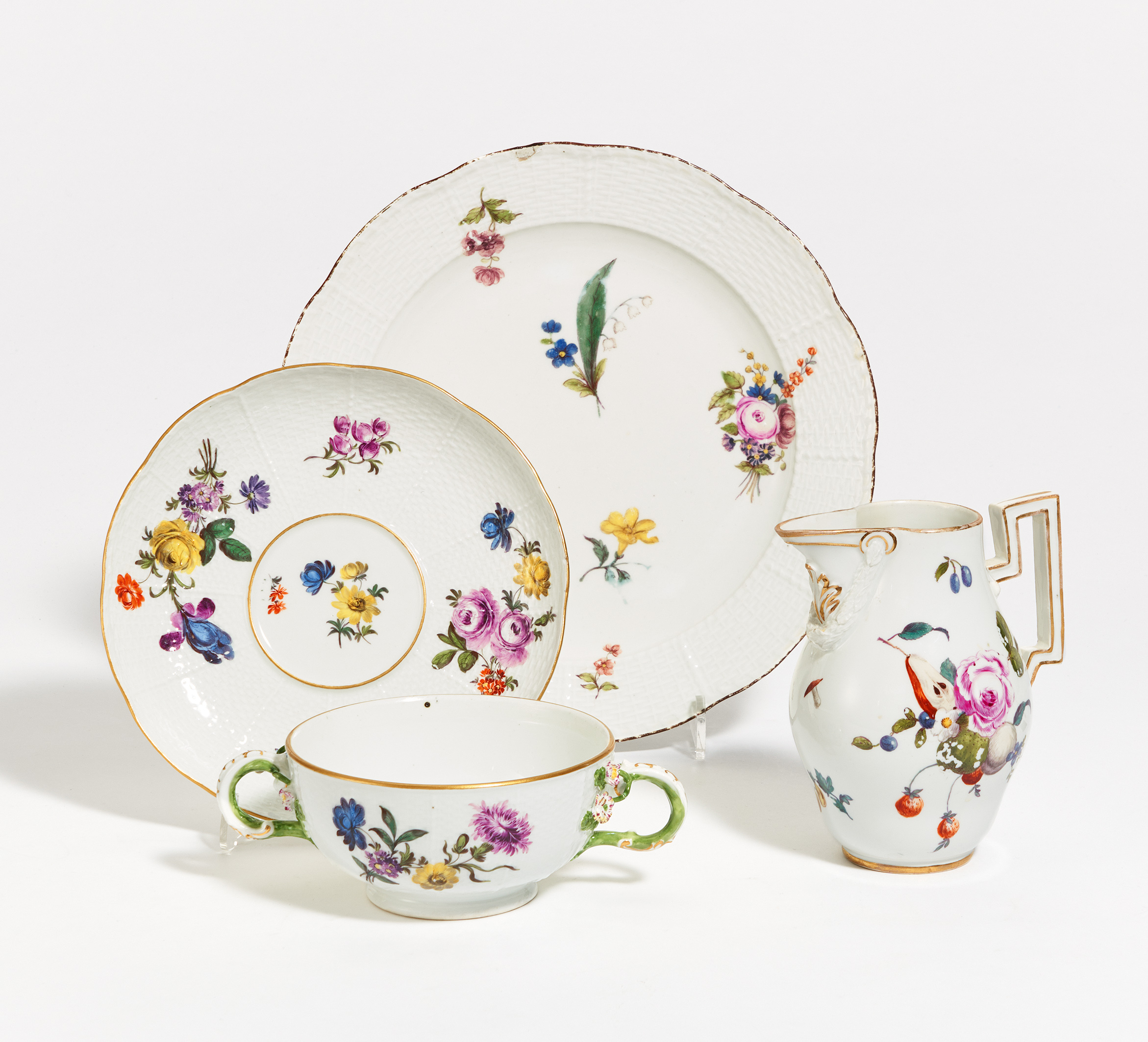 DOPPELHENKELSCHALE MIT UT, TELLER, KÄNNCHEN. Meissen. Porzellan, farbig und gold dekoriert. H.