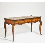 BUREAU PLAT STIL LOUIS XV. Frankreich. Mahagoni u.a. Hölzer poliert und eingelegt. Applikationen.