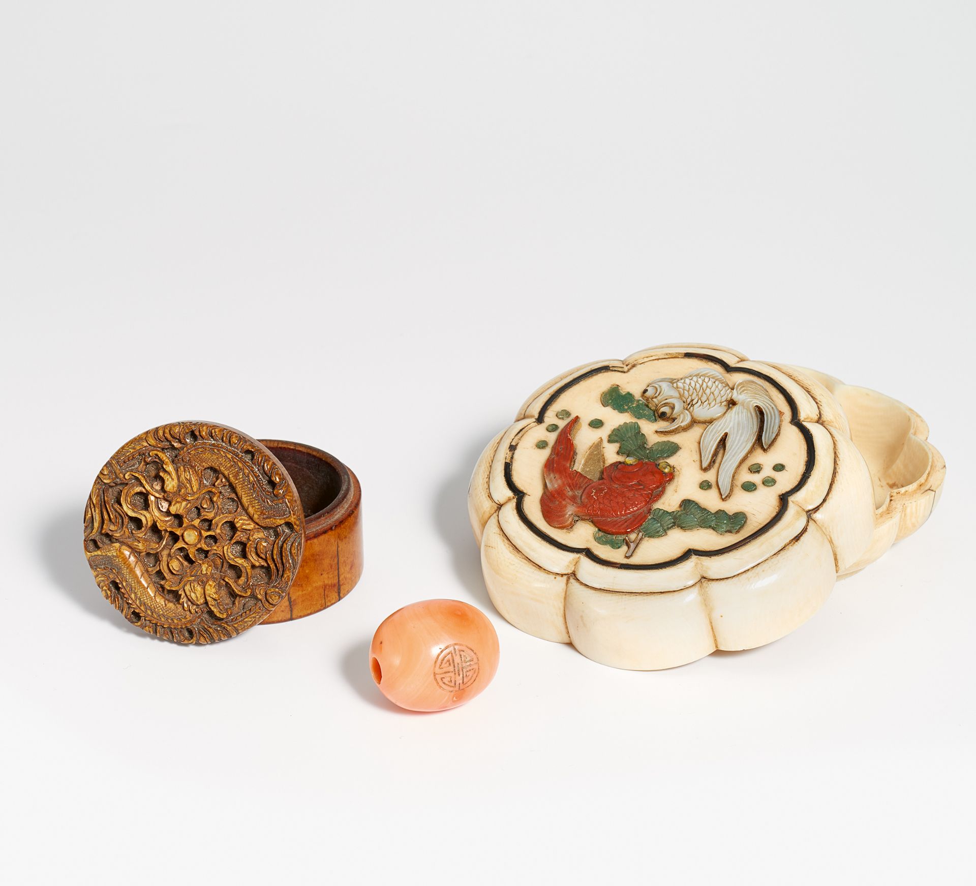 TWO IVORY LIDDED BOXED. China. 19th c. or earlier. a) Flower shaped lidded box with gold fish. - Bild 2 aus 2