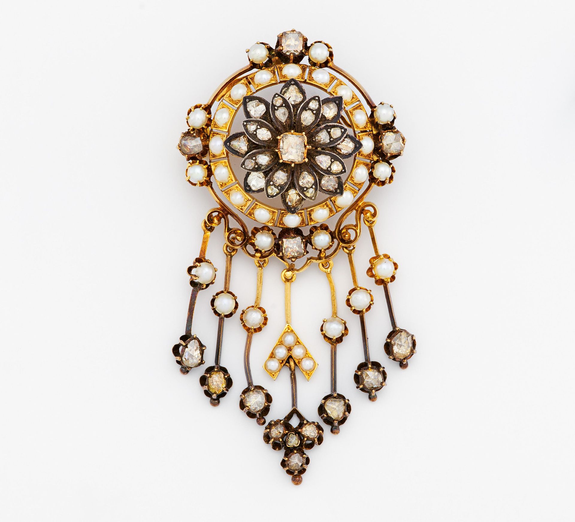 PEARL-DIAMOND-BROOCH. Germany. ca. 1910. 585/- white gold, tested, total weight: ca. 22,5 g. 6,3 x