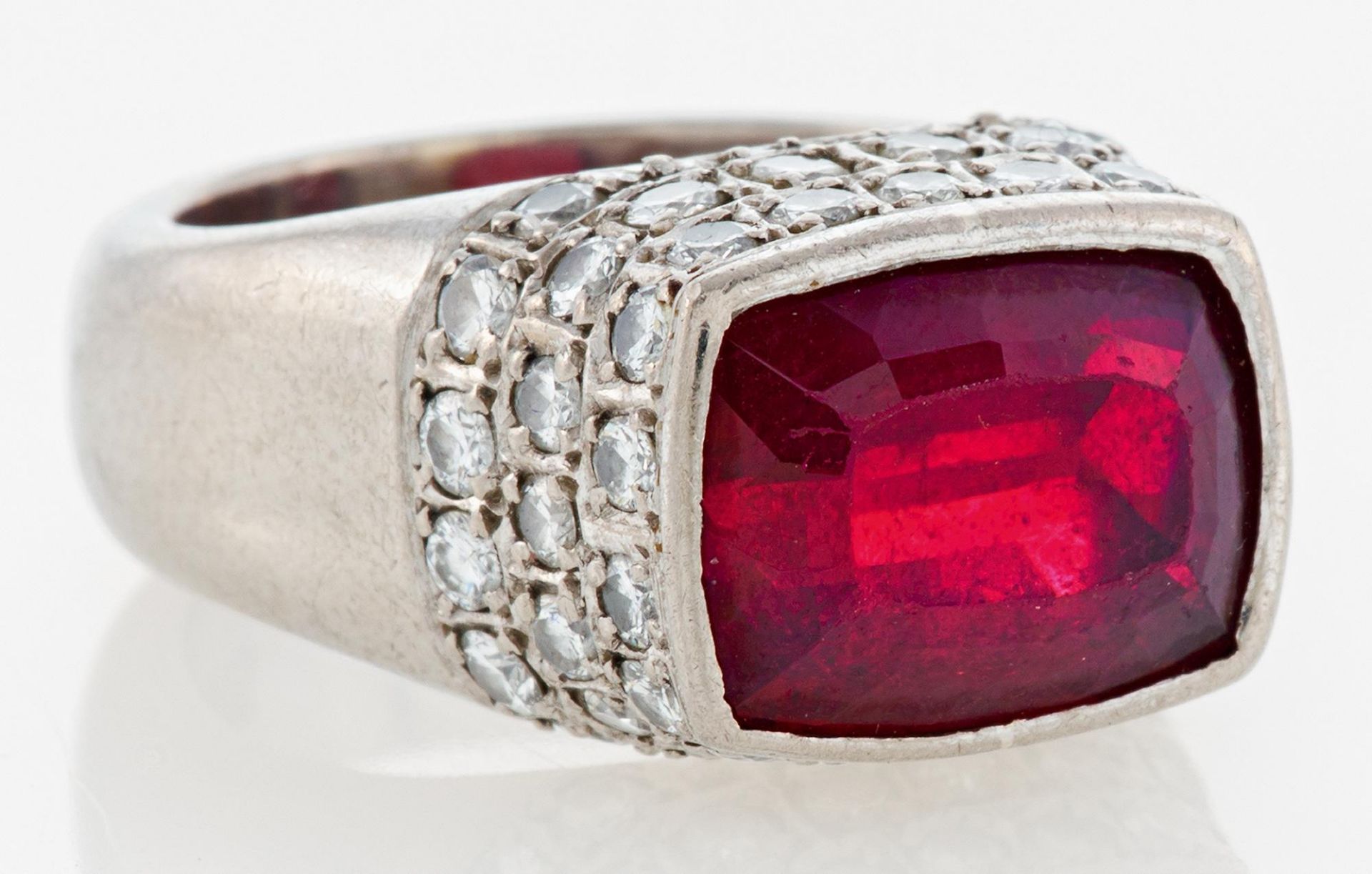 RUBELLITE-DIAMOND-RING. Germany. ca. 1980. 585/- white gold, total weight: 11.5g. EU-RM: 50. 48