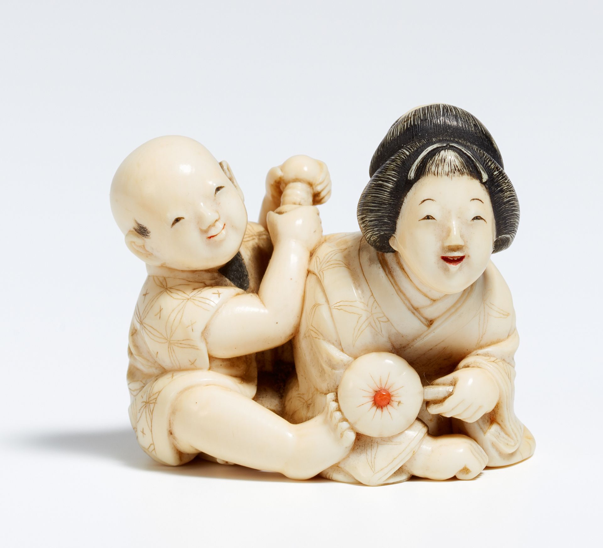 NETSUKE OF A MOTHER WITH HER SON. Japan. Early Meiji period (1868-1912). Ivory, carved and finely - Bild 2 aus 2