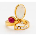 MONDSTEIN-RUBIN-RING. Deutschland. Um 2000. 750/- Gelbgold, Punze, Gesamtgewicht: ca. 12,5 g. EU-RM: